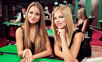 Bàn Poker với các lá bài và chip